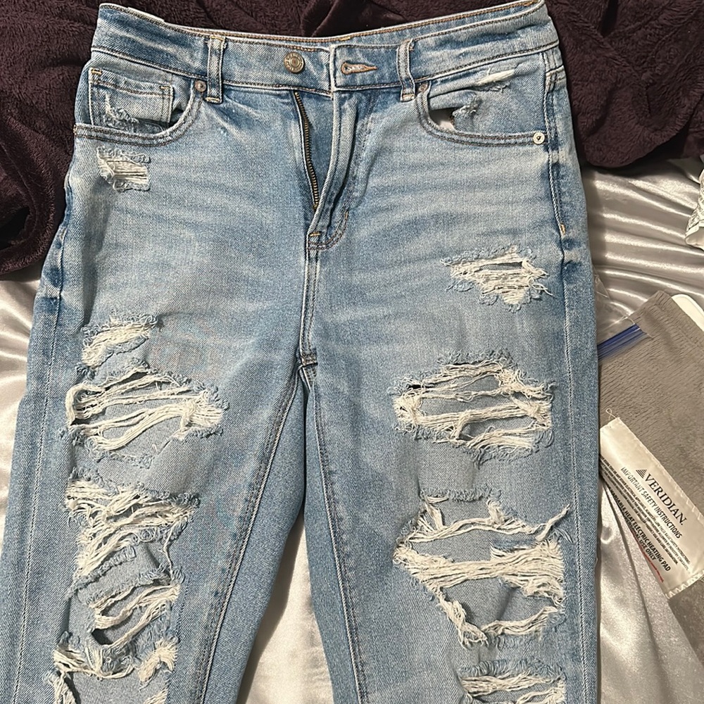 American Eagle High Waisted Ripped Baggy Mom Jeans SIZE 4 SHORT